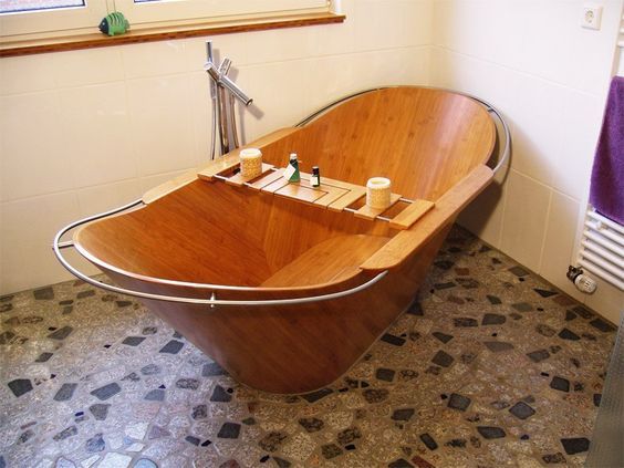 Niewendick的二人Bamwan木制浴缸比东部欧洲风格,但仍然是同样放松好吸收。设计人体工程学和不锈钢栏杆有助于游泳者安全进入和退出。