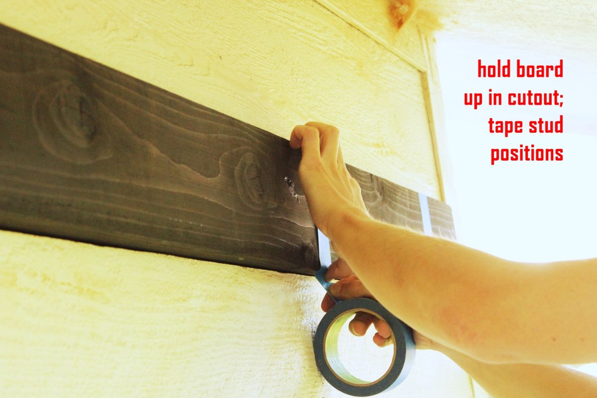 如何用遮蔽或油漆工的胶带将花架架在墙上